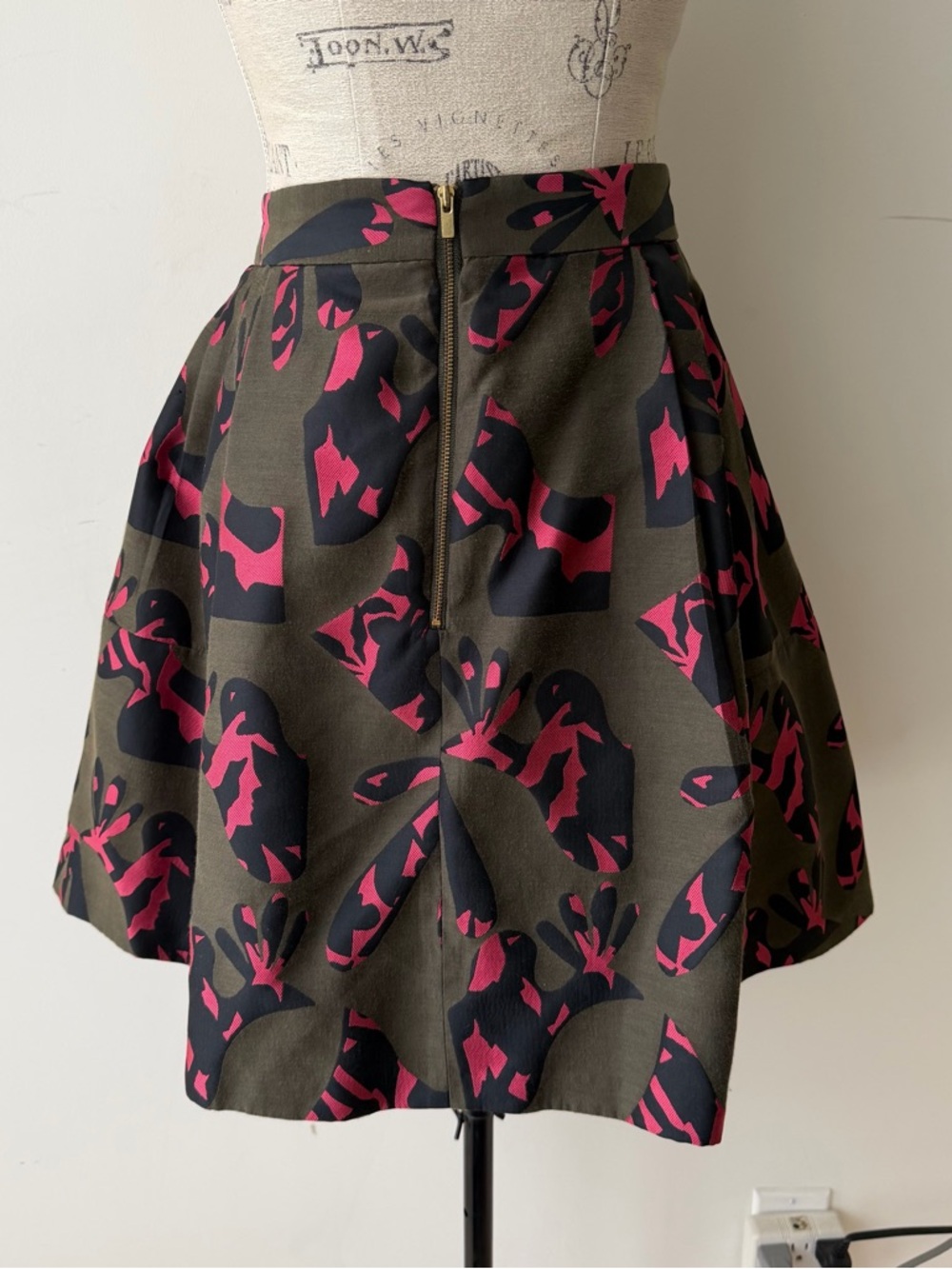 Banana Republic Camo Pleated Mini Skirt – Size 14 - Picture 2 of 8